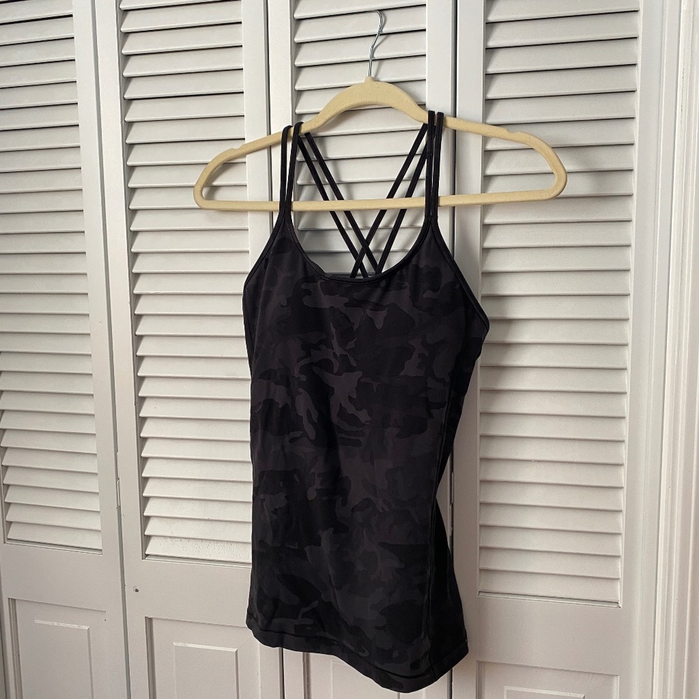 Lululemon black camo strappy fitted tank top size 6